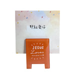 耶穌愛你留言夾商品展示,橘色壓克力夾搭配 JESUS Loves you 文字與耶穌愛你留言卡