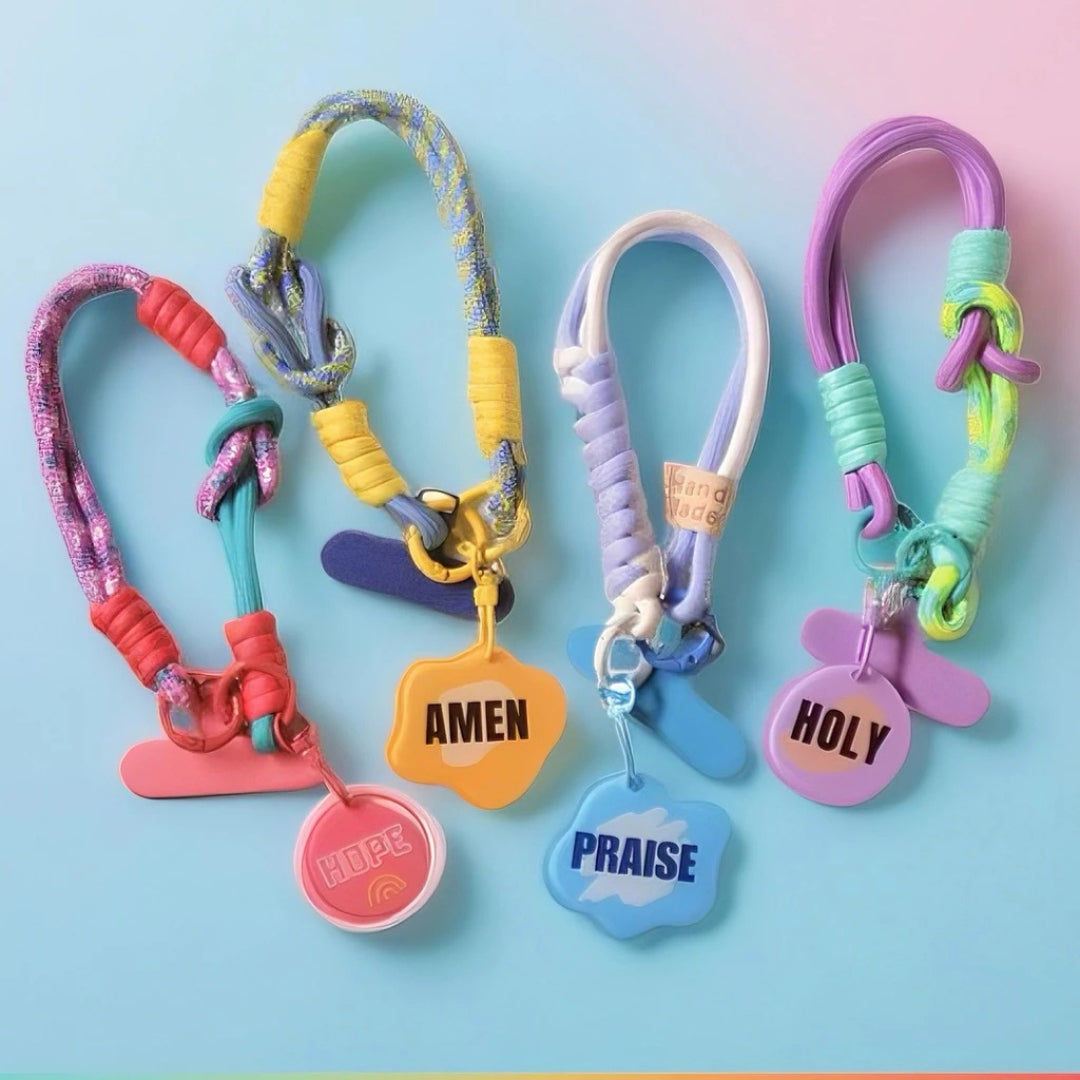 手機短掛繩系列款式總覽,展示多款繽紛撞色掛繩與 HOPE、AMEN、PRAISE、HOLY 等信仰文字吊牌,搭配手機夾片與掛扣設計。