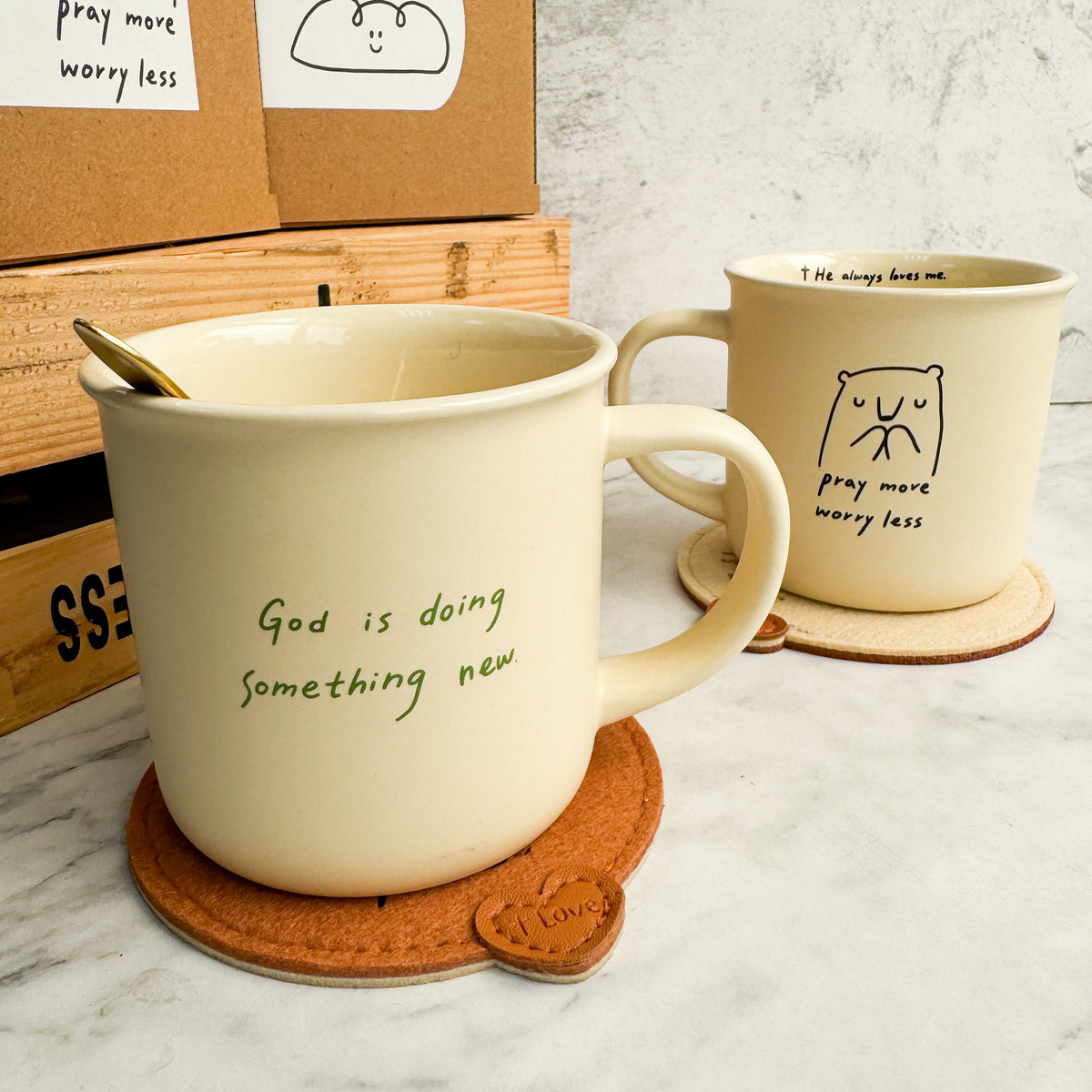 生命的糧陶瓷杯反面圖,淺米色陶瓷杯,杯身印有英文「God is doing something new.」字樣。