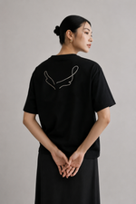 MU 天使施華洛世奇水鑽 男女同款T恤 黑色女性模特兒背影半身穿搭展示