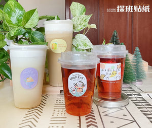 格子外面《探班貼紙》飲料杯裝飾示範,四杯奶茶與紅茶分別貼上飲料插畫、祝福文字和可愛人物圖案貼紙。