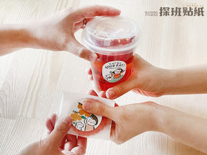 格子外面《探班貼紙》祝福送禮情境,兩人手持貼有可愛人物祝福貼紙的紅茶杯,另有印花貼紙裝飾的小點心袋,呈現探班分享心意的方式。