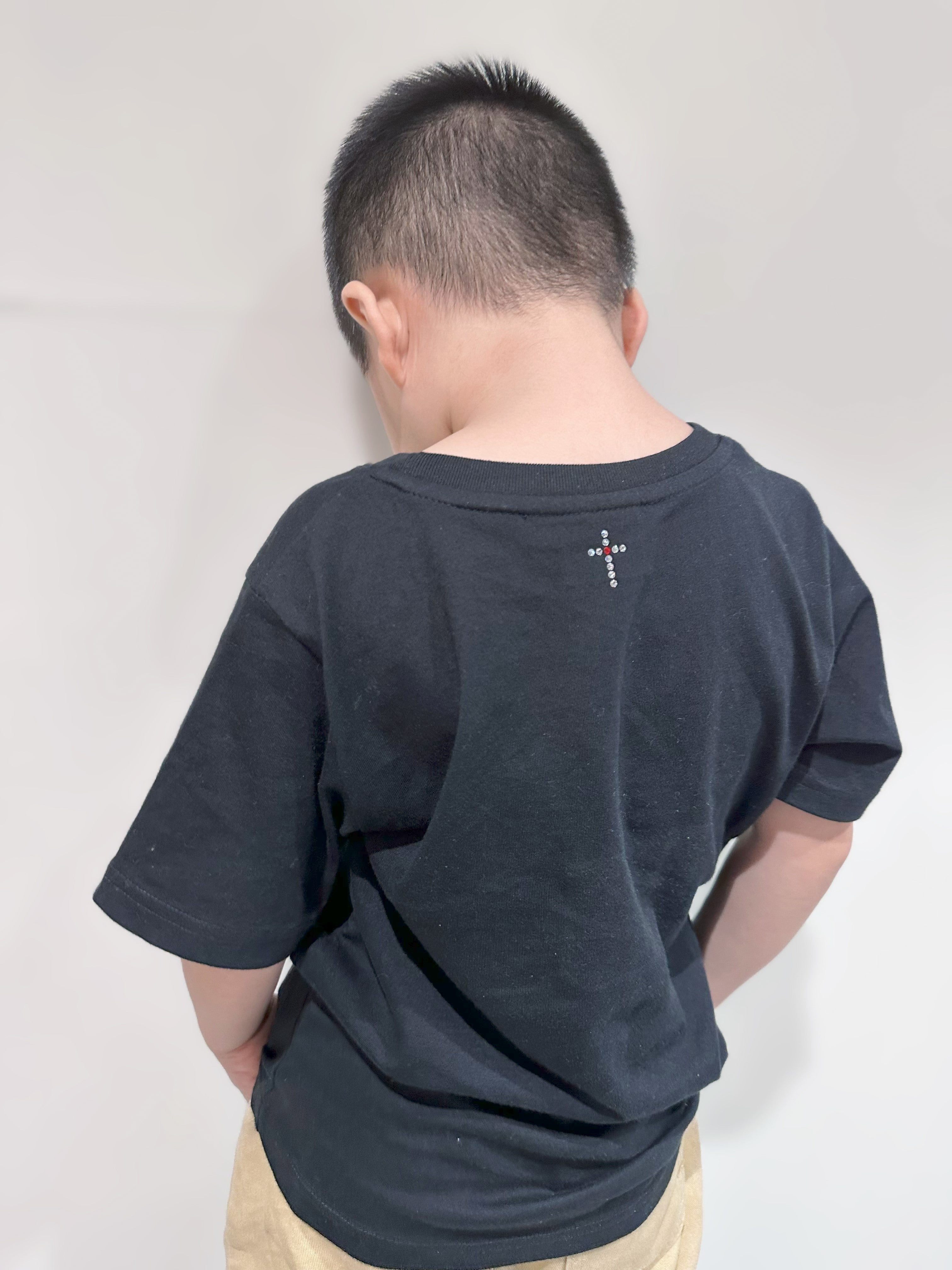 MU KID 信心十字架施華洛世奇水鑽男女同款兒童T恤黑色小男模特兒背面穿搭展示