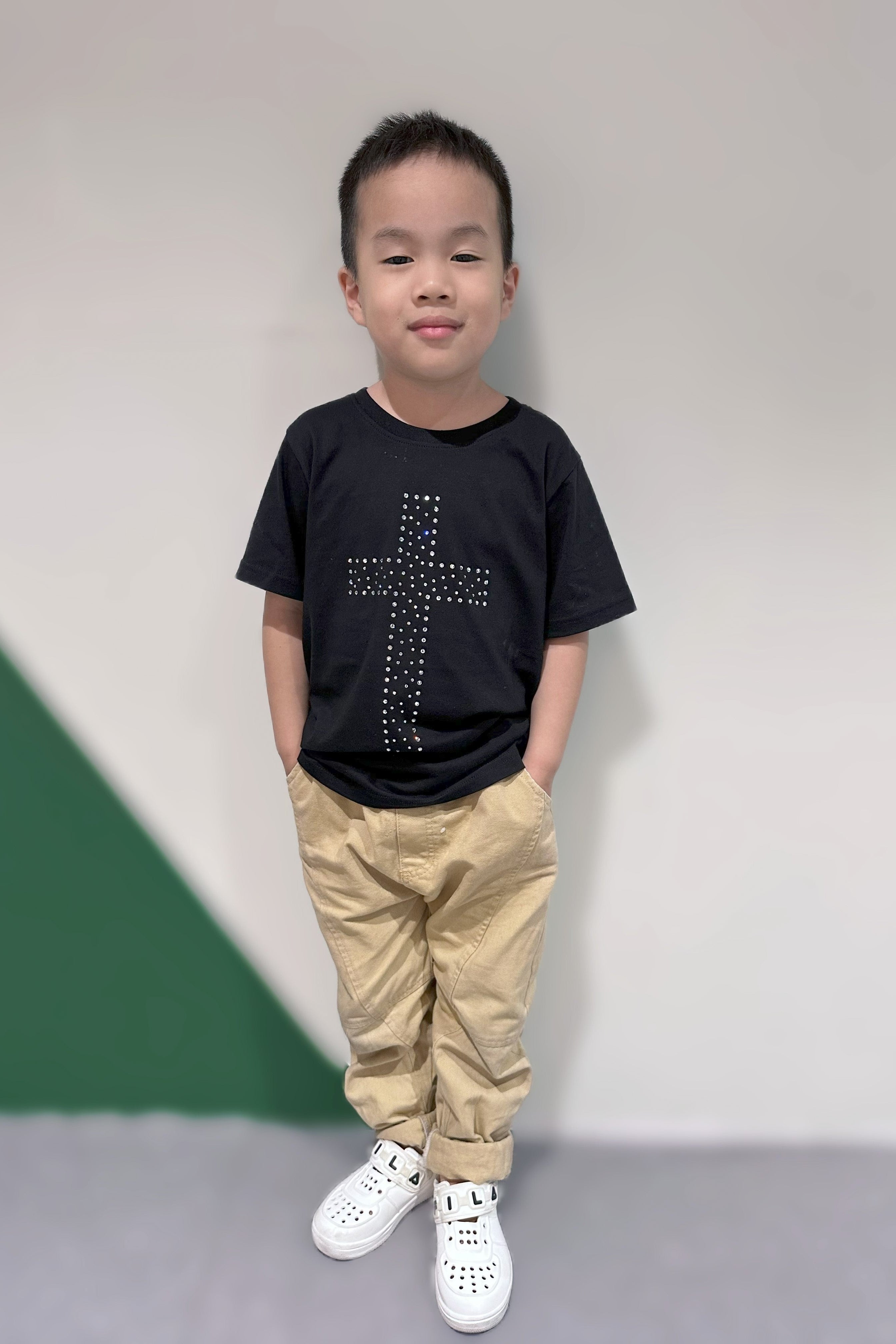 MU KID 信心十字架施華洛世奇水鑽男女同款兒童T恤黑色小男模特兒站姿正面穿搭首圖