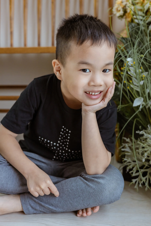 MU KID 信心十字架施華洛世奇水鑽男女同款兒童T恤黑色小男模特兒室內生活情境特寫