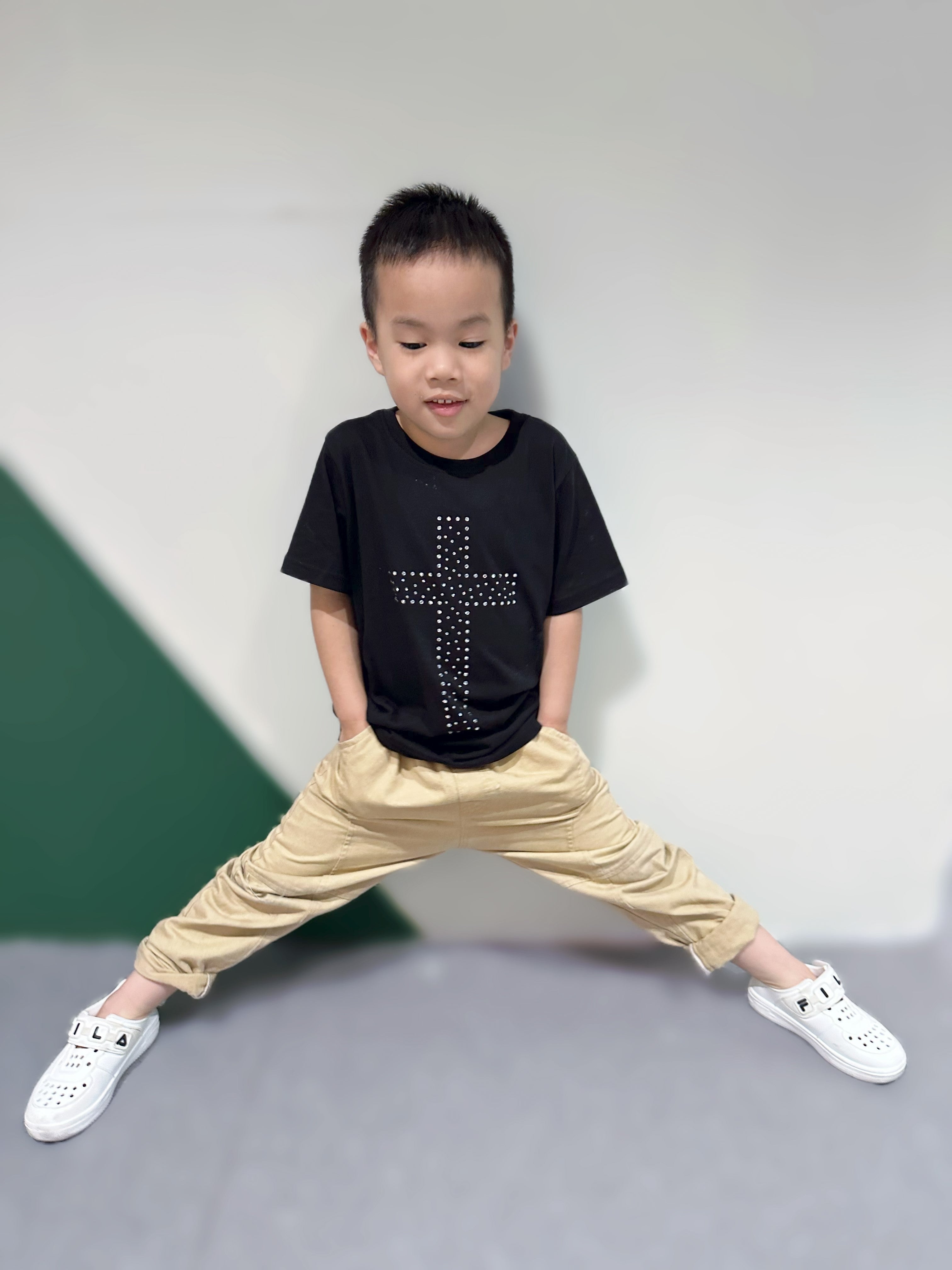 MU KID 信心十字架施華洛世奇水鑽男女同款兒童T恤黑色小男模特兒站姿趣味擺拍展示