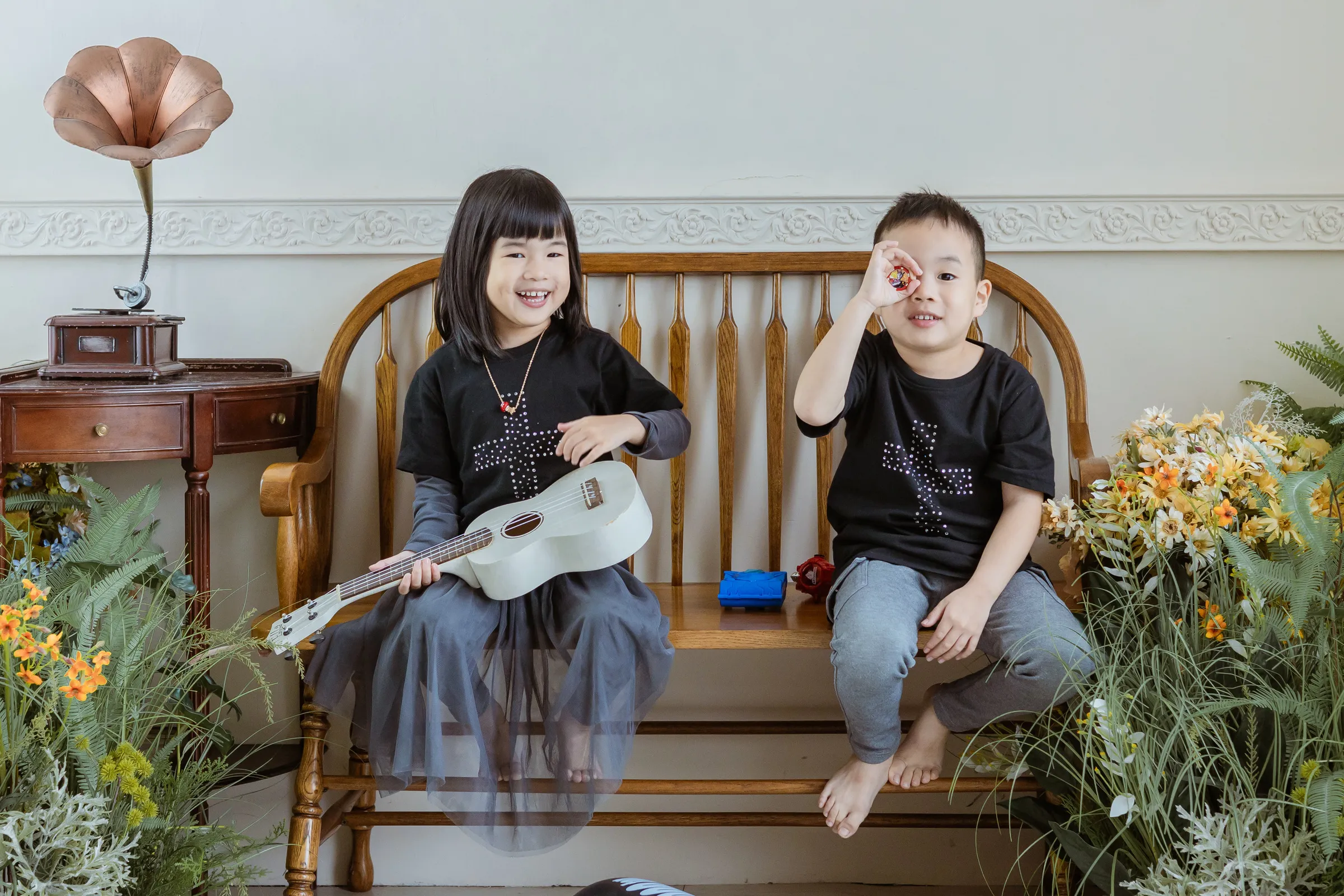 MU KID 信心十字架施華洛世奇水鑽男女同款兒童T恤黑色孩童雙人情境穿搭展示