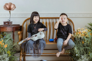 MU KID 信心十字架施華洛世奇水鑽男女同款兒童T恤黑色孩童雙人情境穿搭展示
