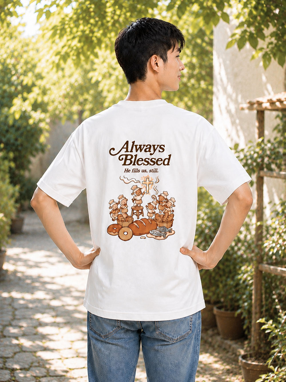 五餅二魚白色短T男性背面穿搭,展示Always Blessed與五餅二魚插畫設計