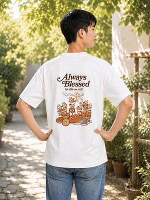 五餅二魚白色短T男性背面穿搭,展示Always Blessed與五餅二魚插畫設計