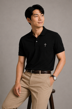 MU 耶穌的肋旁施華洛世奇水鑽小十字架 Polo衫 黑色男模特兒正面穿搭首圖