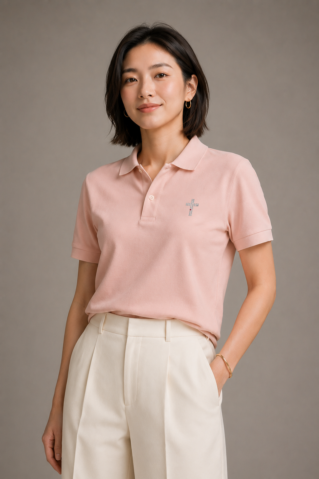 MU 耶穌的肋旁施華洛世奇水鑽小十字架 Polo衫 粉色女模特兒正面穿搭展示