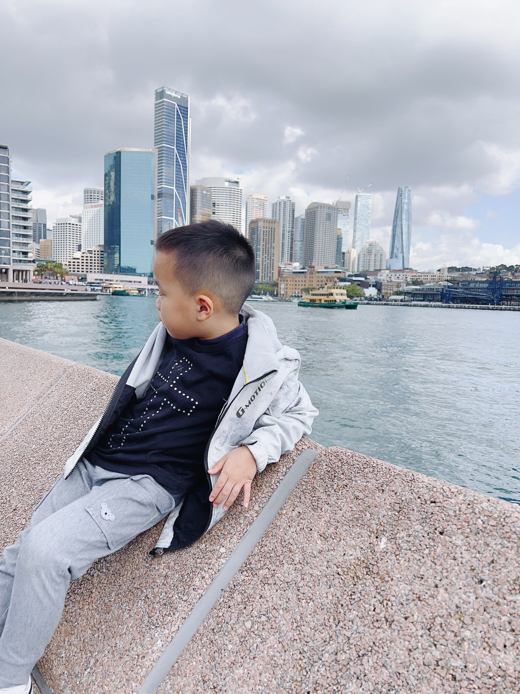 MU KID 耶穌的肋旁施華洛世奇水鑽大十字架 兒童T恤 黑色男童港邊側身穿搭特寫