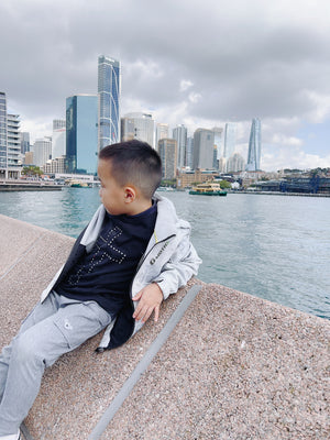 MU KID 耶穌的肋旁施華洛世奇水鑽大十字架 兒童T恤 黑色男童港邊側身穿搭特寫