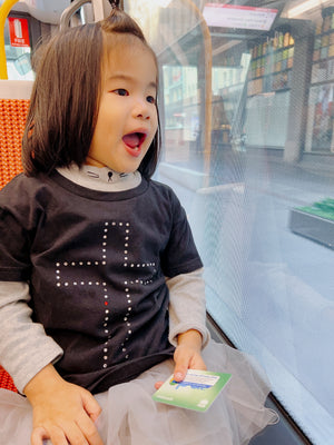 MU KID 耶穌的肋旁施華洛世奇水鑽大十字架 兒童T恤 黑色女童公車靠窗穿搭特寫