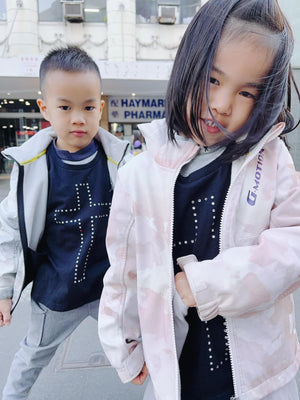 MU KID 耶穌的肋旁施華洛世奇水鑽大十字架 兒童T恤 黑色男女童街頭外套疊穿展示