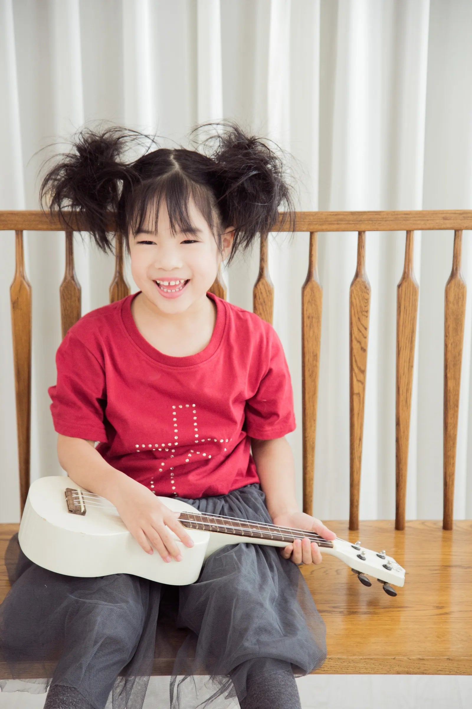 MU KID 耶穌的肋旁施華洛世奇水鑽大十字架 兒童T恤 酒紅色女童模特兒穿搭展示