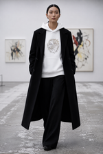 MU 猶大的獅子雙色金屬鋁片 男女同款帽T 雲白 女性模特兒黑色大衣穿搭首圖