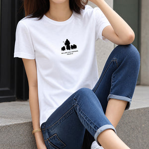 耶和華是我的牧者時尚T-shirt白色款胸前圖案細節,印有牧羊人、羊群與THE LORD IS MY SHEPHERD PSALM 23文字