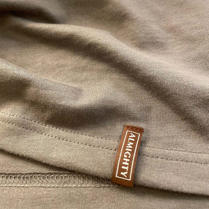 全然降服棕色短T布料與衣身細節,近拍ALMIGHTY品牌標與車縫