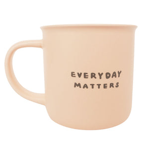 新的一天陶瓷杯背面圖，淡粉色杯身印有「EVERYDAY MATTERS」字樣。