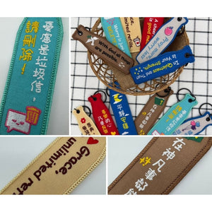 瓶安同行刺繡吊飾系列細節情境圖，展示中英文刺繡文字、圖案與多款配色，搭配黑色吊環與掛鉤設計。