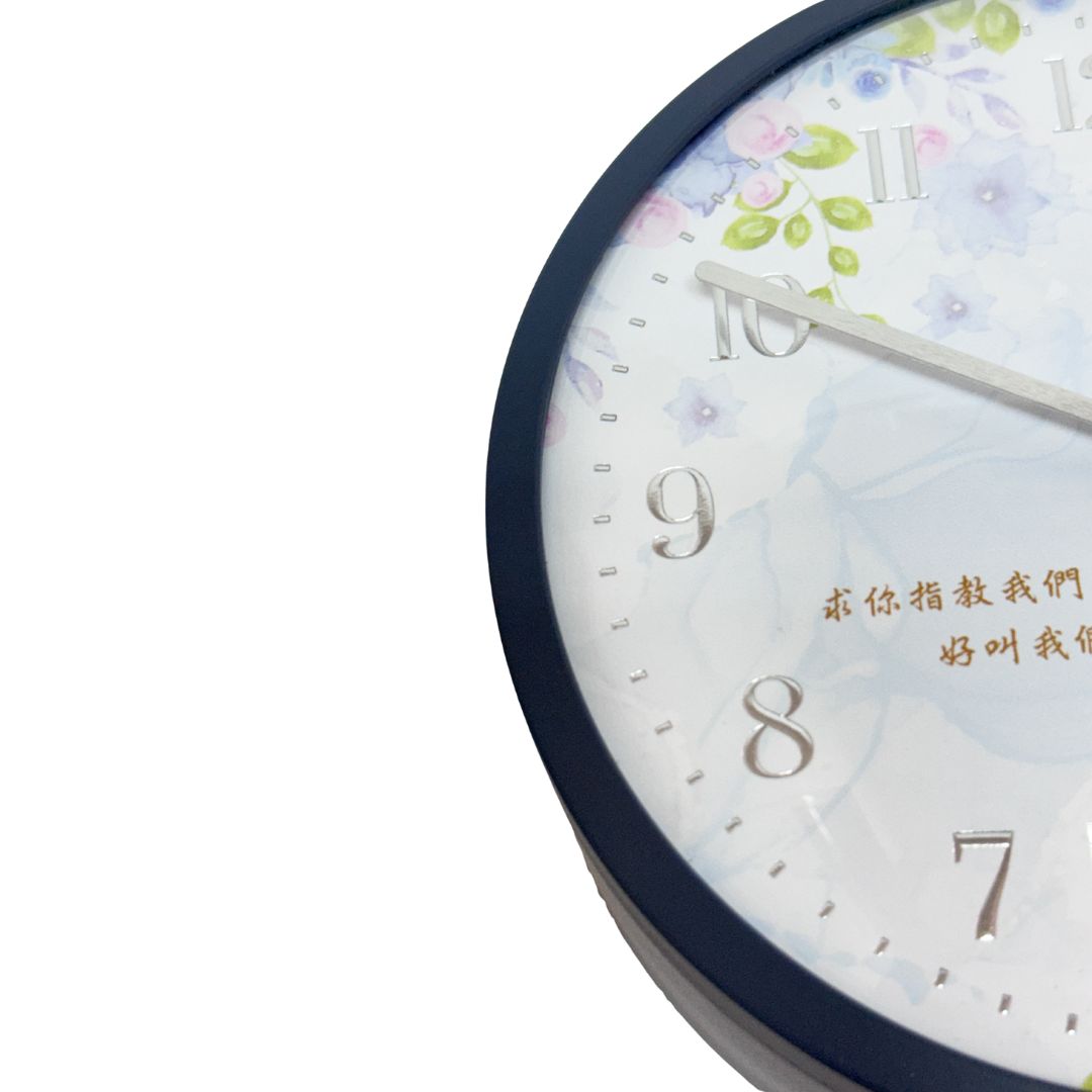 灰藍靜音桌鐘鐘面細節展示，可見深藍色外框、銀色數字刻度、花卉圖案與詩篇90篇12節經文
