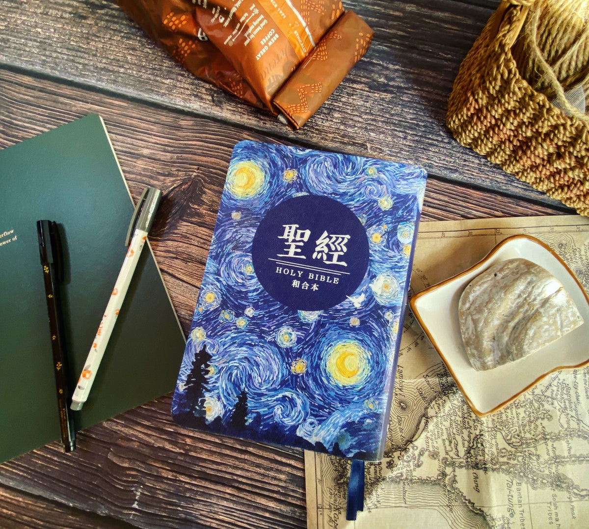 星夜圖案和合本聖經情境擺拍