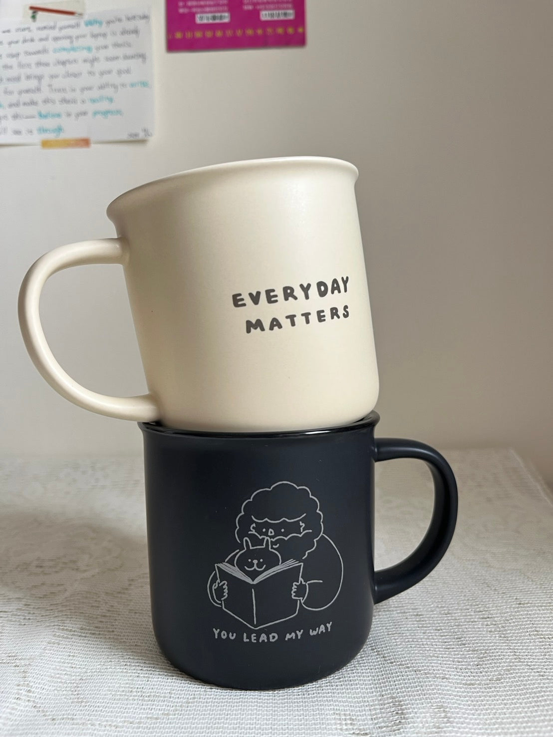 陶瓷杯系列情境圖，上方杯款印有「EVERYDAY MATTERS」字樣，下方為深色插畫杯款，呈現系列不同圖文設計。
