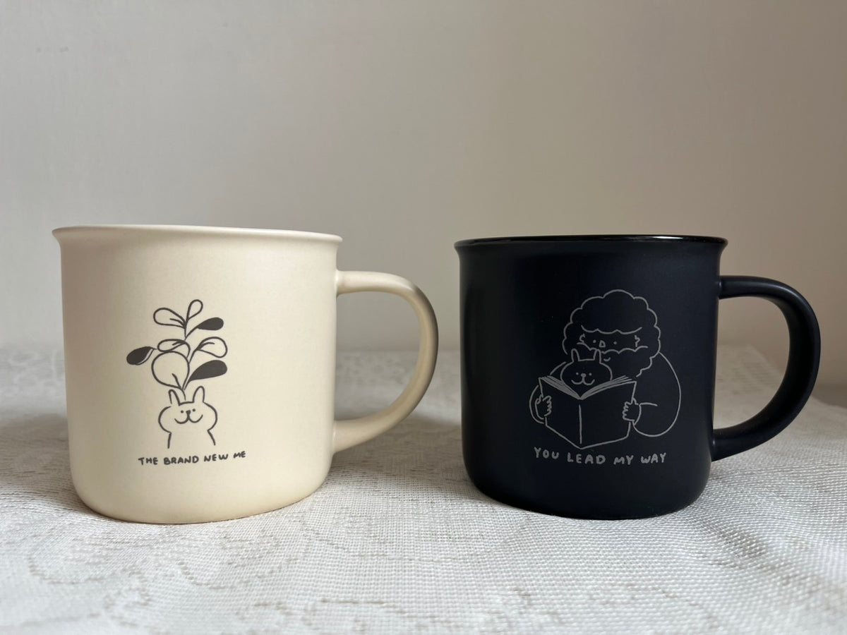 陶瓷杯系列正面展示圖，兩款不同配色杯子並排擺放，呈現角色植物插畫與人物插畫設計。