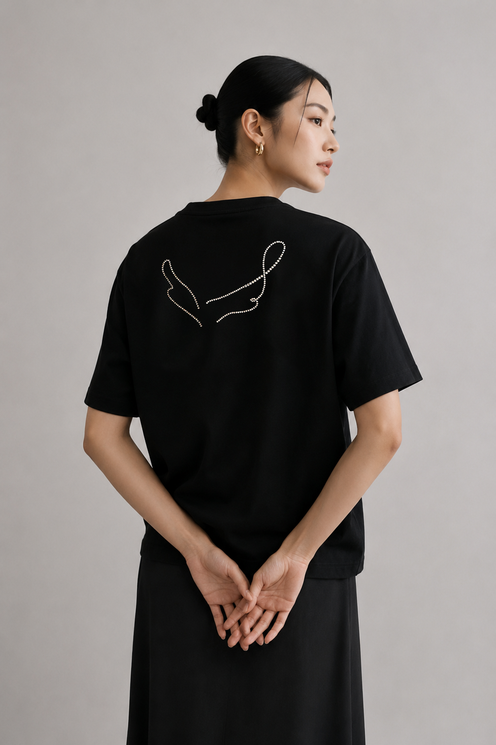 MU 天使施華洛世奇水鑽 男女同款T恤 黑色女性模特兒背影半身穿搭展示