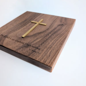 Whispers of Wood 森言木語掛飾斜角展示，呈現胡桃木實木板厚度、黃銅十字架與英文經文刻字