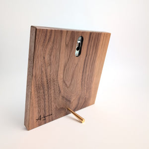 Whispers of Wood 森言木語掛飾背面展示，呈現隱藏式金屬掛件、黃銅支撐柱與胡桃木天然木紋
