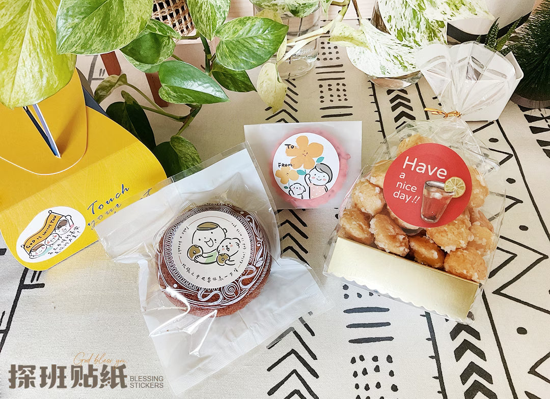 《探班貼紙 Blessing Sticker》點心包裝應用照，祝福貼紙貼在餅乾、點心袋與黃色提盒上，呈現不同造型貼紙搭配甜點禮物的效果。