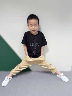 MU KID 信心十字架施華洛世奇水鑽男女同款兒童T恤黑色小男模特兒站姿趣味擺拍展示