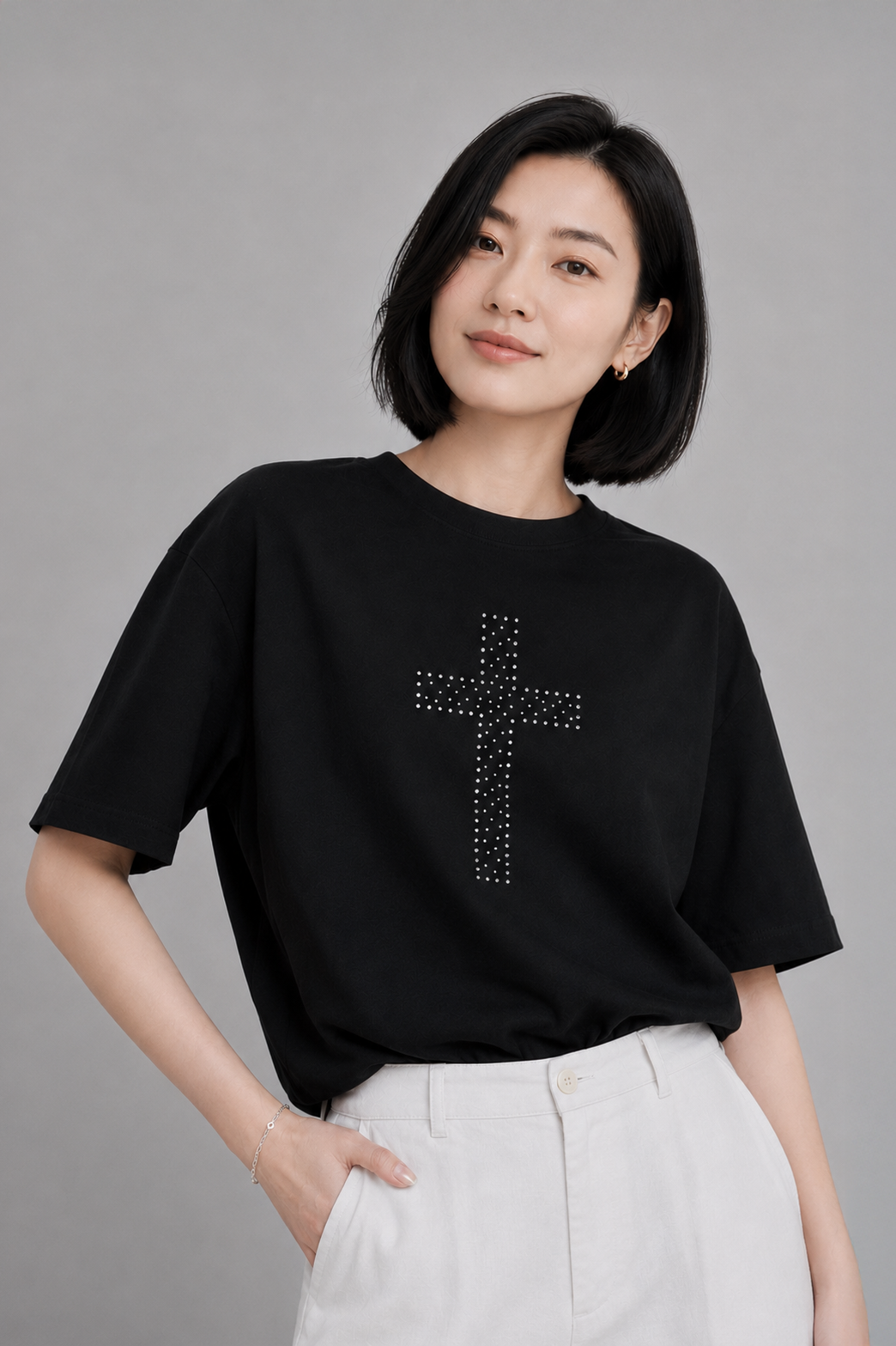 MU 信心十字架施華洛世奇水鑽男女同款T恤黑色女性模特兒半身正面穿搭首圖