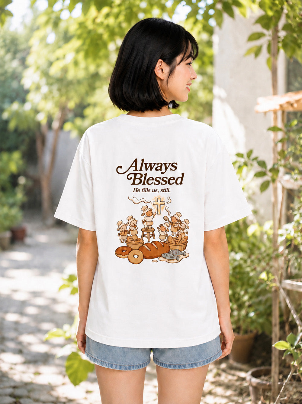 五餅二魚白色短T背面圖案展示，印有Always Blessed文字、十字架與五餅二魚插畫