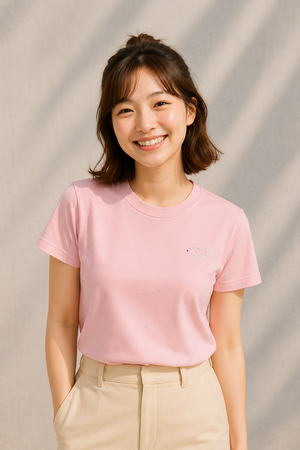 MU 二魚胸口小圖騰施華洛世奇水鑽男女同款T恤粉色女性模特兒正面穿搭首圖