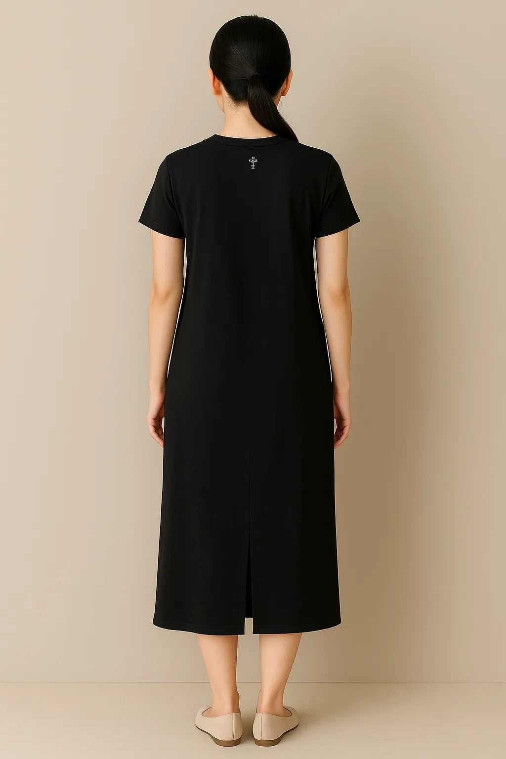 MU 耶穌的肋旁施華洛世奇水鑽小十字架連身裙 黑色女模特兒背面展示與後領十字架特寫
