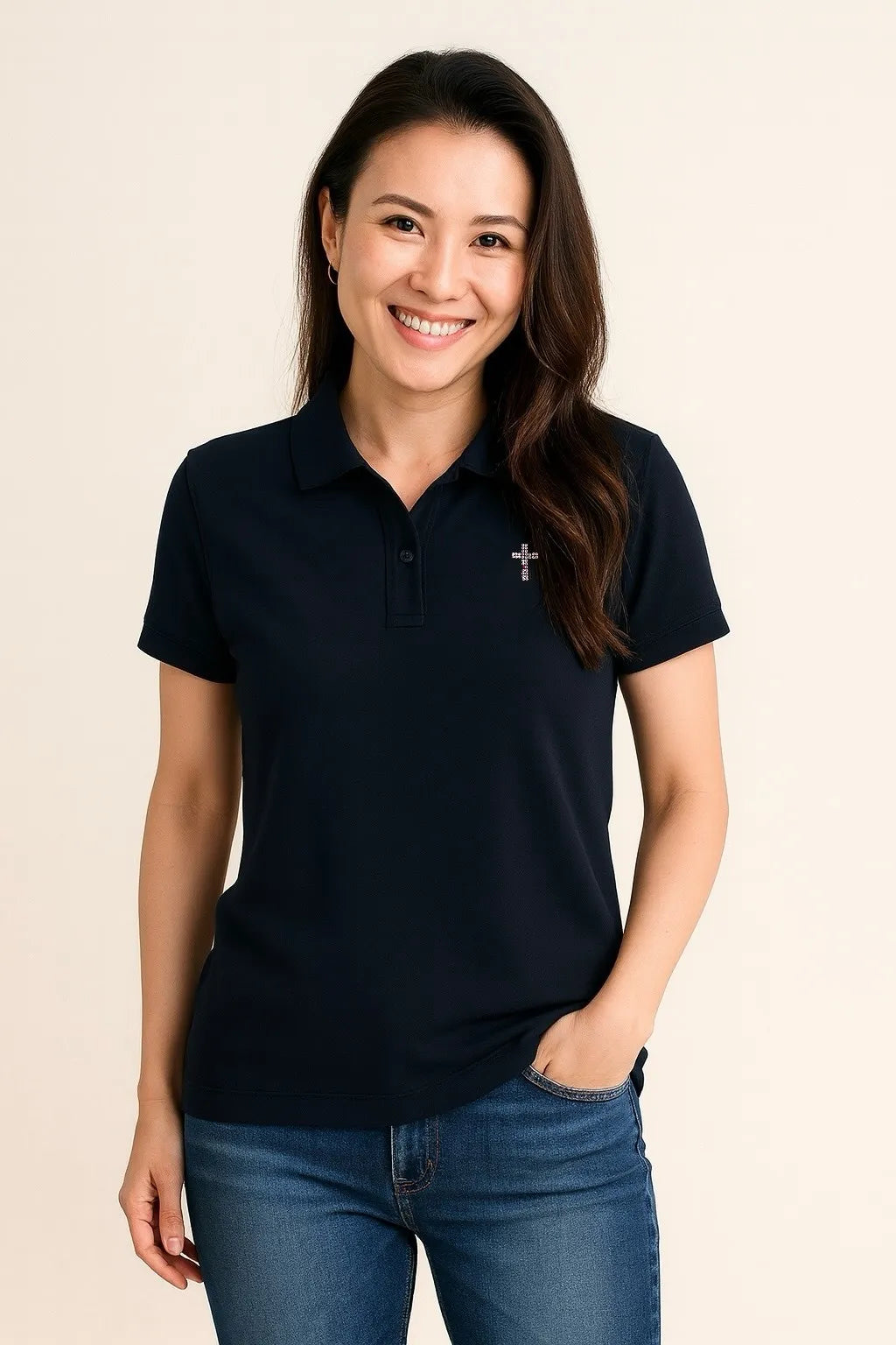 MU 耶穌的肋旁施華洛世奇水鑽小十字架 Polo衫 丈青色女模特兒穿搭展示