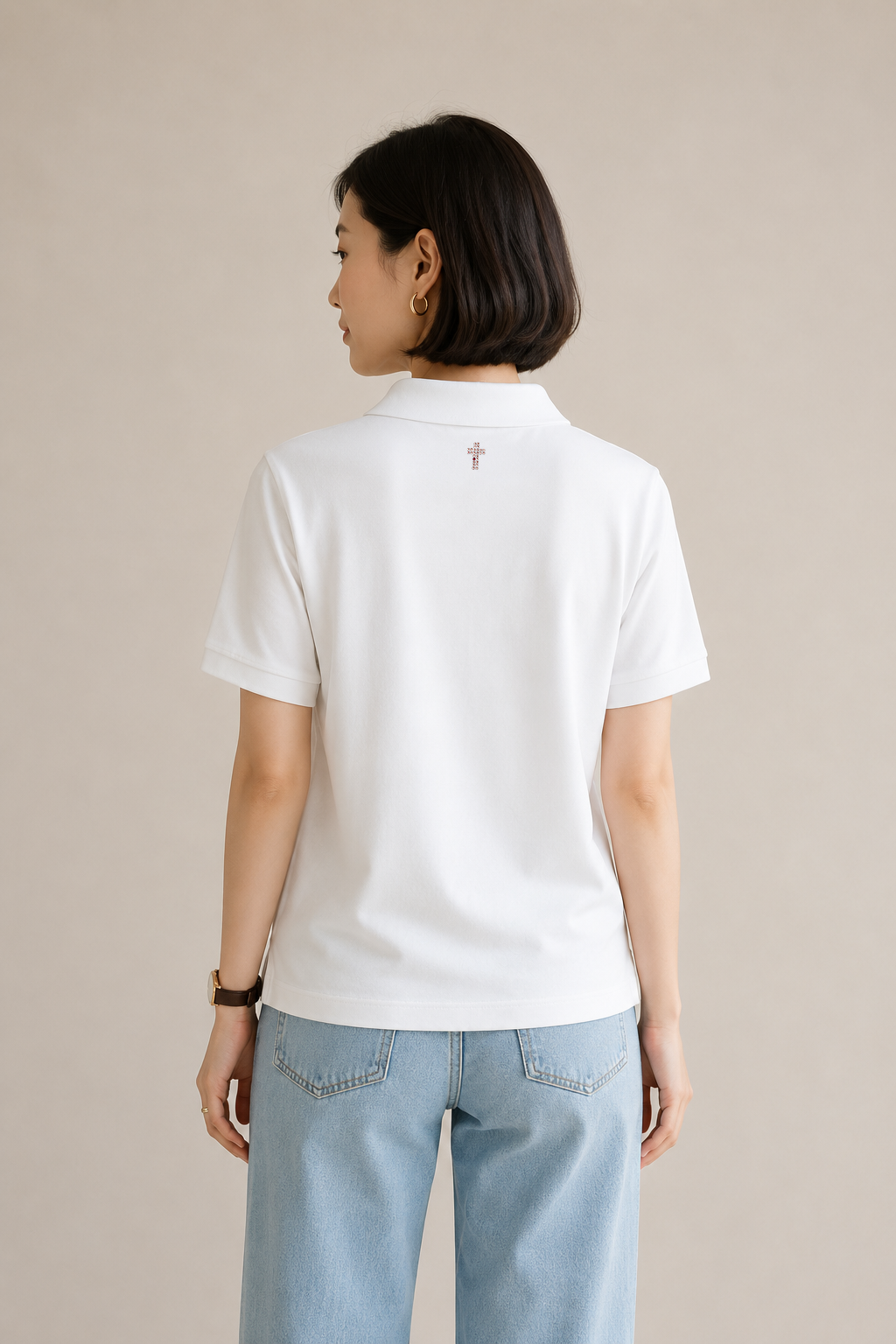MU 耶穌的肋旁蜜桃色施華洛世奇水鑽小十字架 Polo衫 白色女模特兒背面穿搭展示