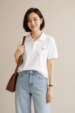 MU 耶穌的肋旁蜜桃色施華洛世奇水鑽小十字架 Polo衫 白色女模特兒牛仔褲穿搭首圖