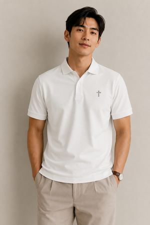 MU 耶穌的肋旁灰色施華洛世奇水鑽小十字架 Polo衫 白色男模特兒正面穿搭