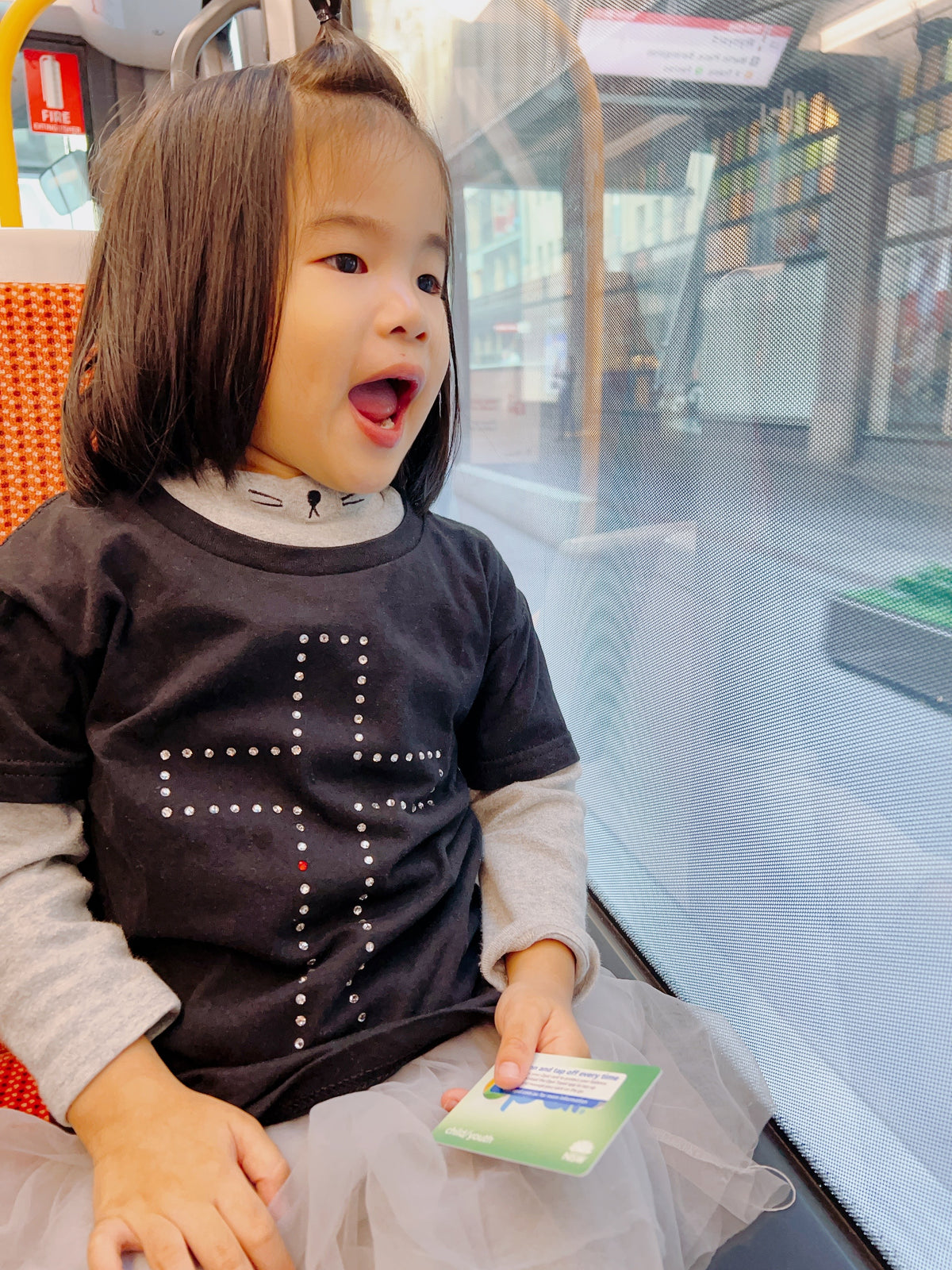 MU KID 耶穌的肋旁施華洛世奇水鑽大十字架 兒童T恤 黑色女童公車靠窗穿搭特寫