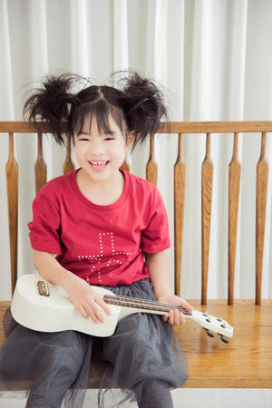 MU KID 耶穌的肋旁施華洛世奇水鑽大十字架 兒童T恤 酒紅色女童模特兒穿搭展示