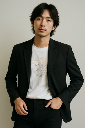 MU 猶大的獅子 雙色金屬鋁片短袖 T恤 白色 男模特兒西裝外套穿搭展示