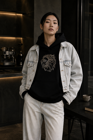 MU 猶大的獅子雙色金屬鋁片 男女同款帽T 都市黑 女性模特兒搭配牛仔外套穿搭