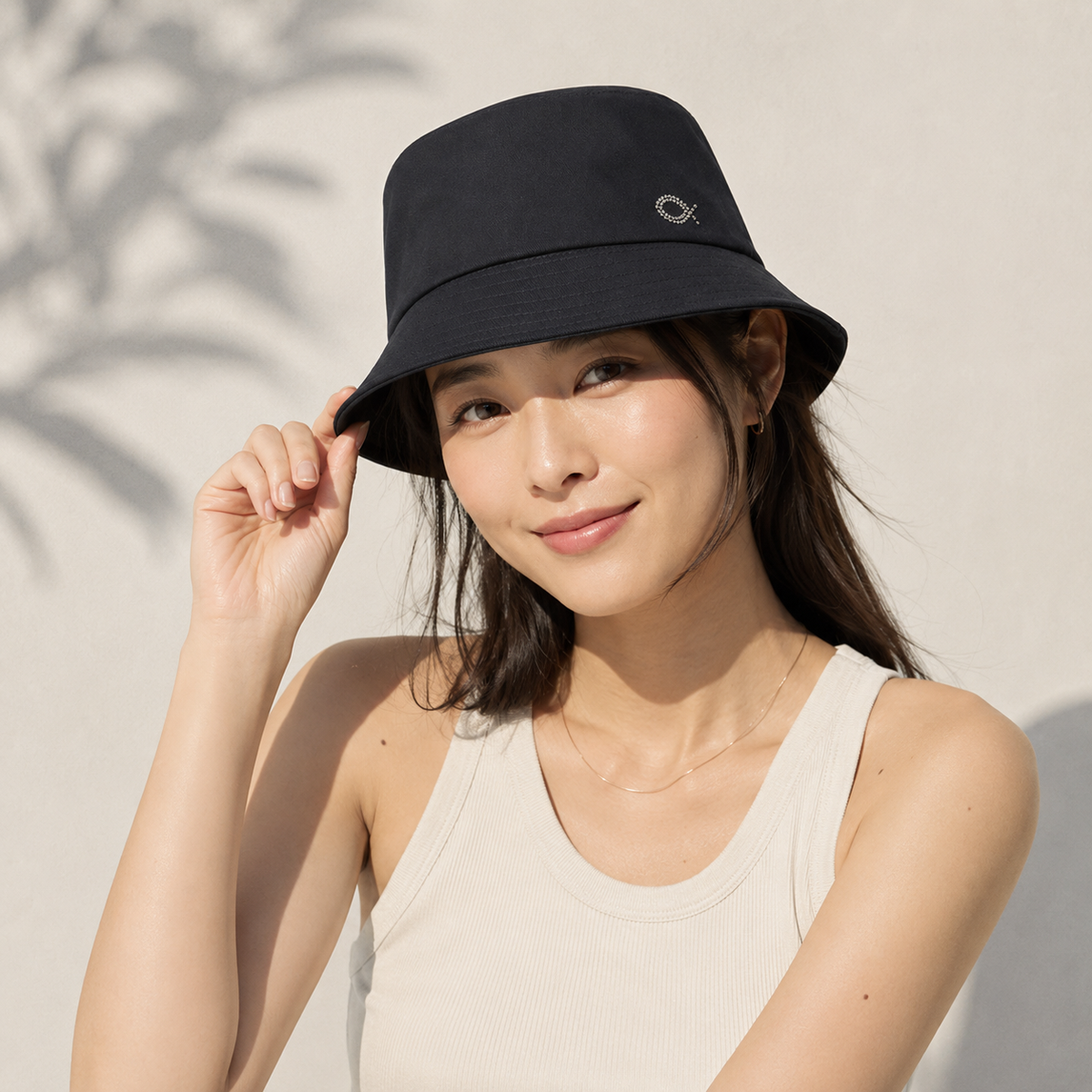 MU 雙面戴漁夫帽 女模特兒施華洛世奇水鑽小魚款穿搭展示