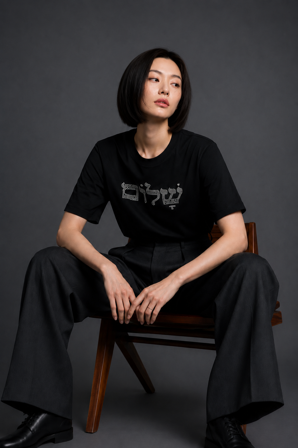 MU 主賜平安希伯來文施華洛世奇水鑽 男女同款T恤 黑色女性模特兒坐姿全身穿搭首圖