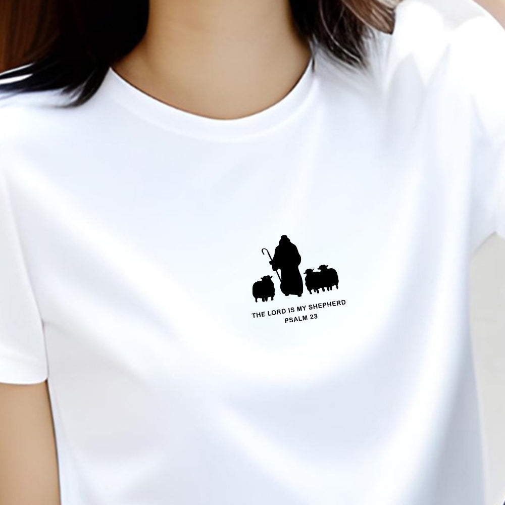 耶和華是我的牧者時尚T-shirt白色款胸前圖案細節，印有牧羊人、羊群與THE LORD IS MY SHEPHERD PSALM 23文字